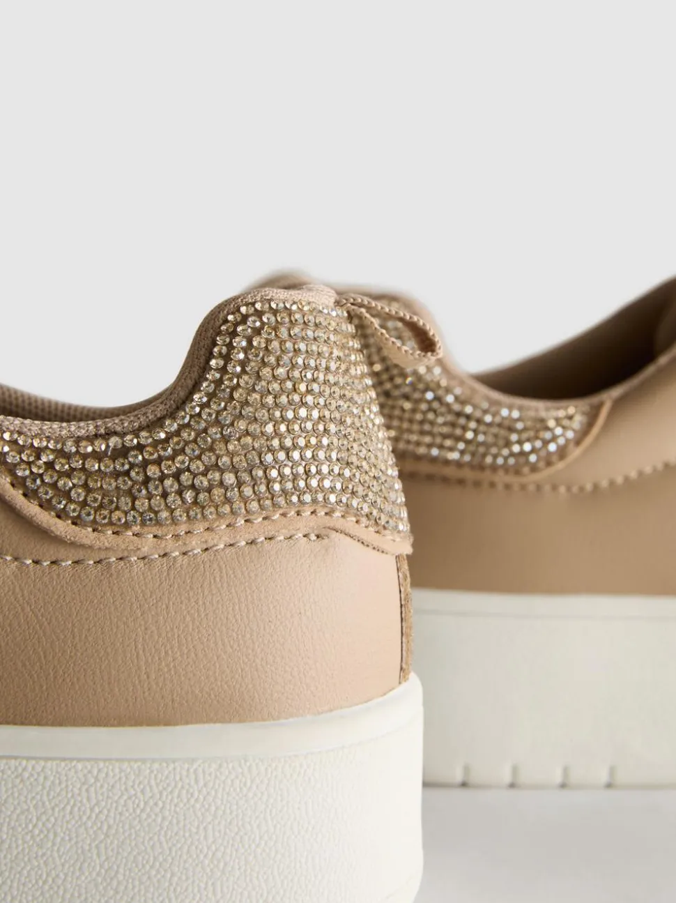 Low-Top-Sneaker mit Strasssteinen