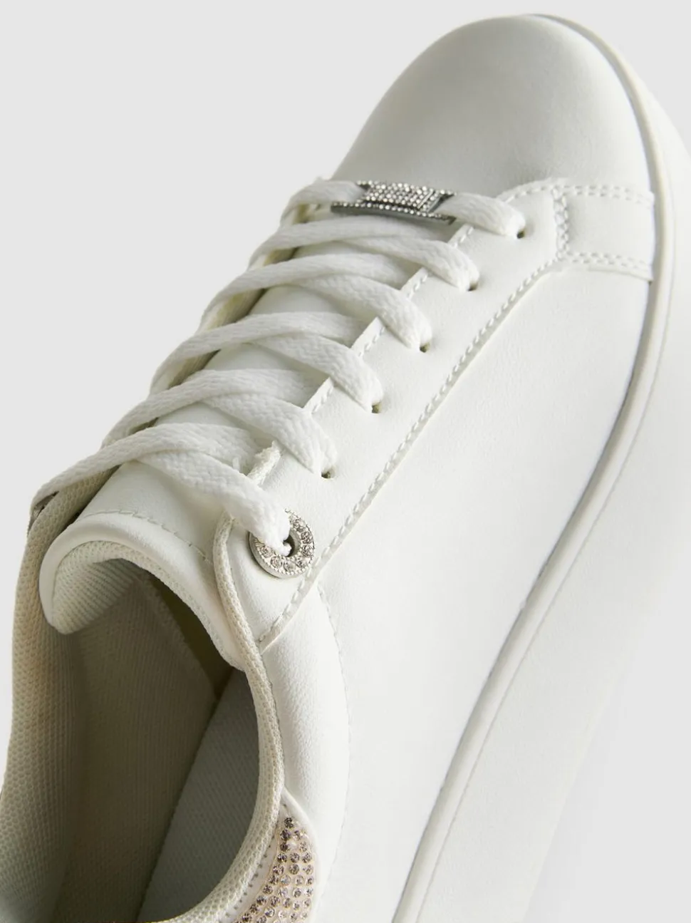Low-Top-Sneaker mit Strasssteinen