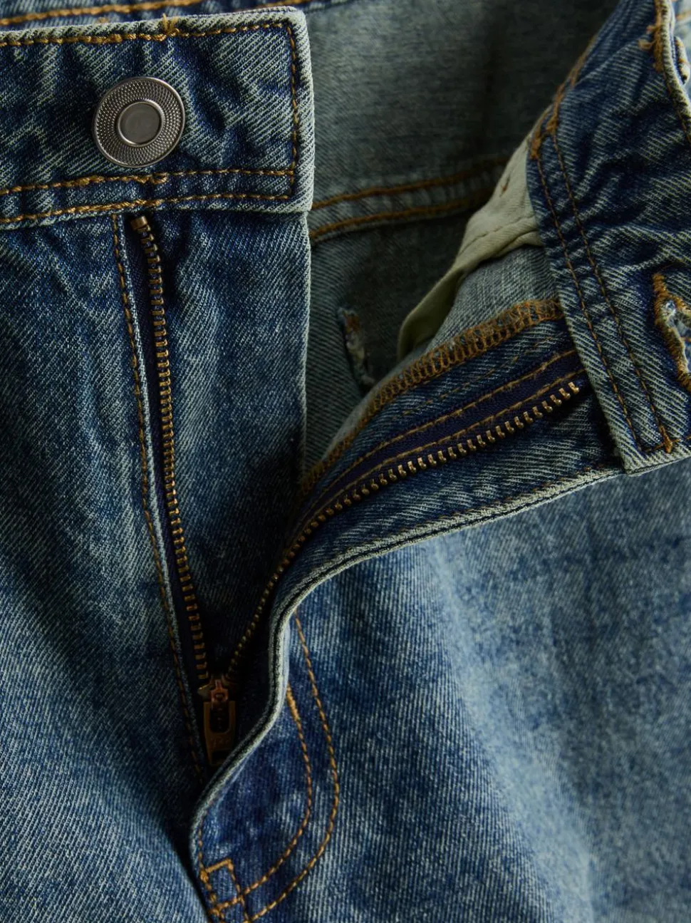 Lässige Jeans mit geradem Bein und mittlerer Leibhöhe