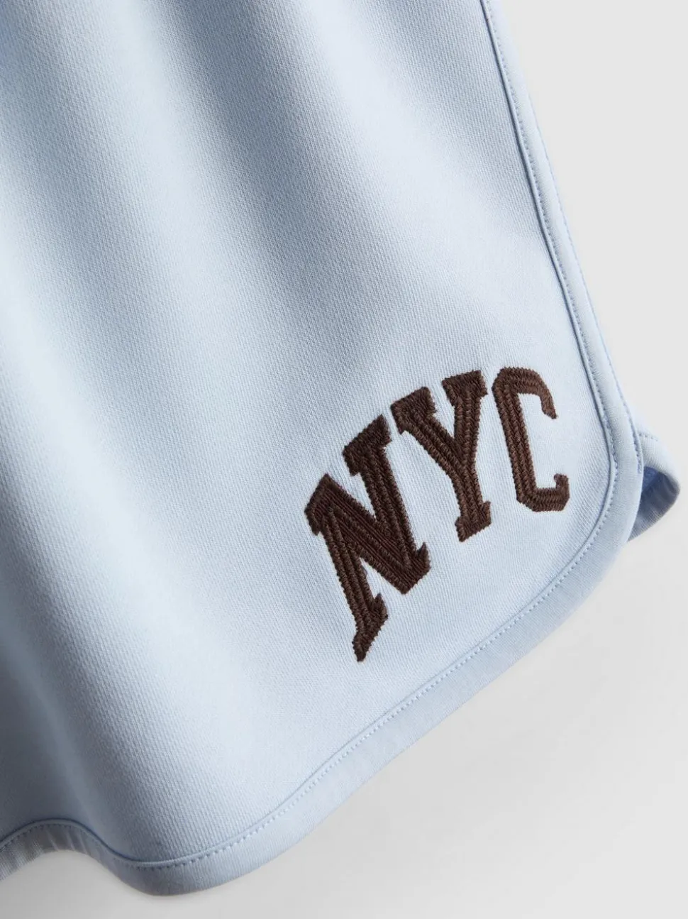 Lässige „NYC“ Shorts mit hohem Baumwollanteil