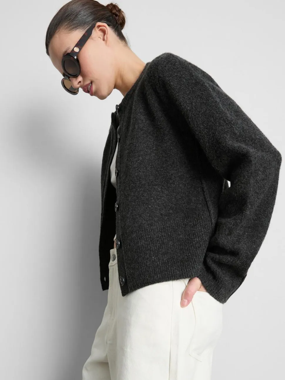 Lässiger, gestrickter Cardigan mit Rundhalsausschnitt