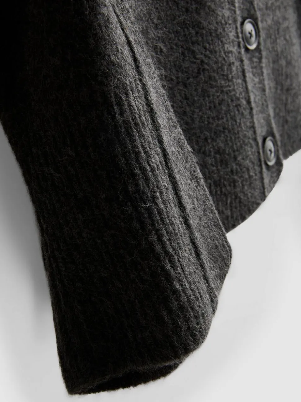 Lässiger, gestrickter Cardigan mit Rundhalsausschnitt