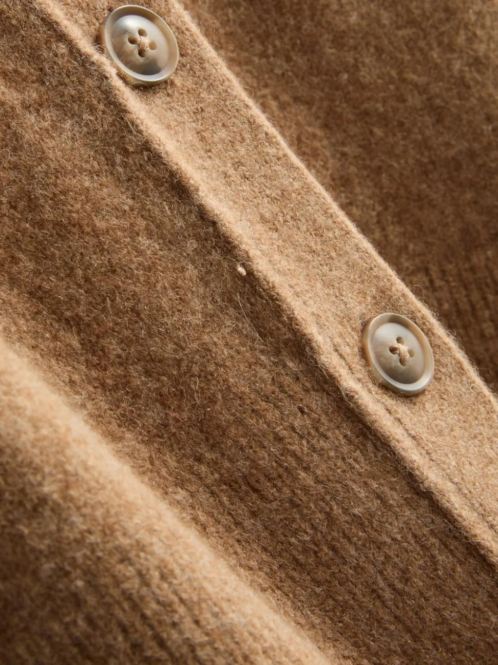 Lässiger, gestrickter Cardigan mit Rundhalsausschnitt