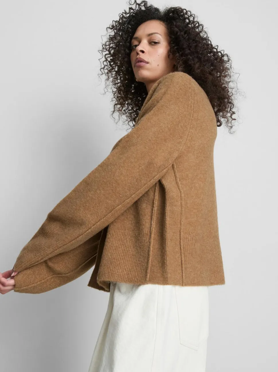 Lässiger, gestrickter Cardigan mit Rundhalsausschnitt
