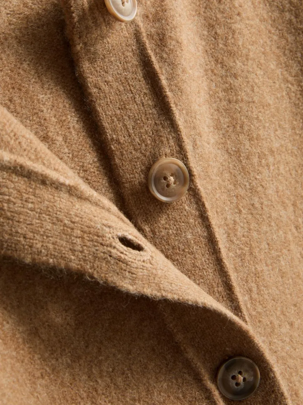 Lässiger, gestrickter Cardigan mit Rundhalsausschnitt
