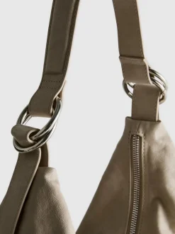 Lässige Schultertasche mit Zierringen