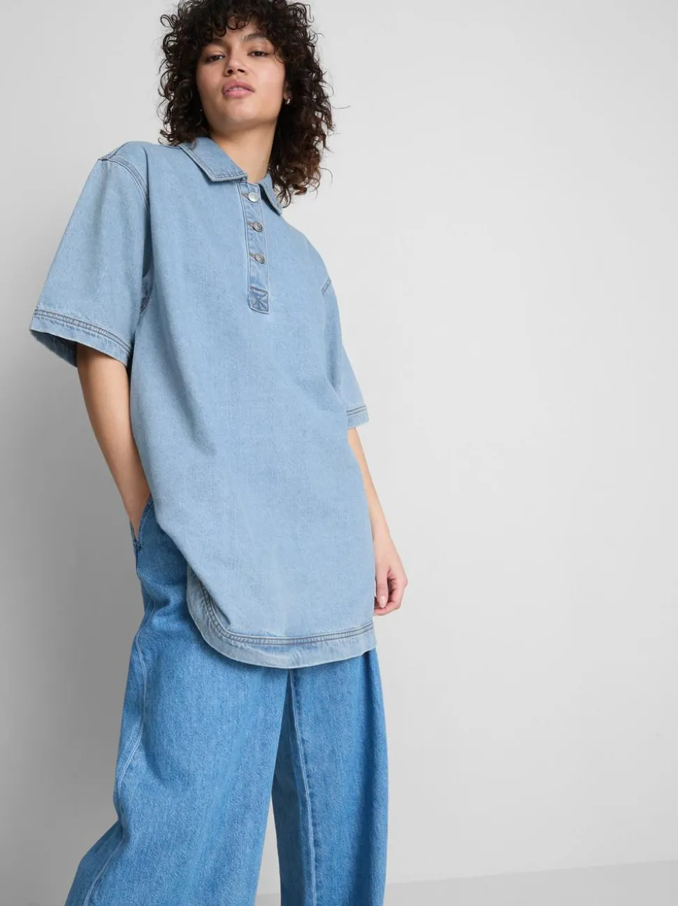 Mini-Etuikleid aus Baumwoll-Denim mit Kragen