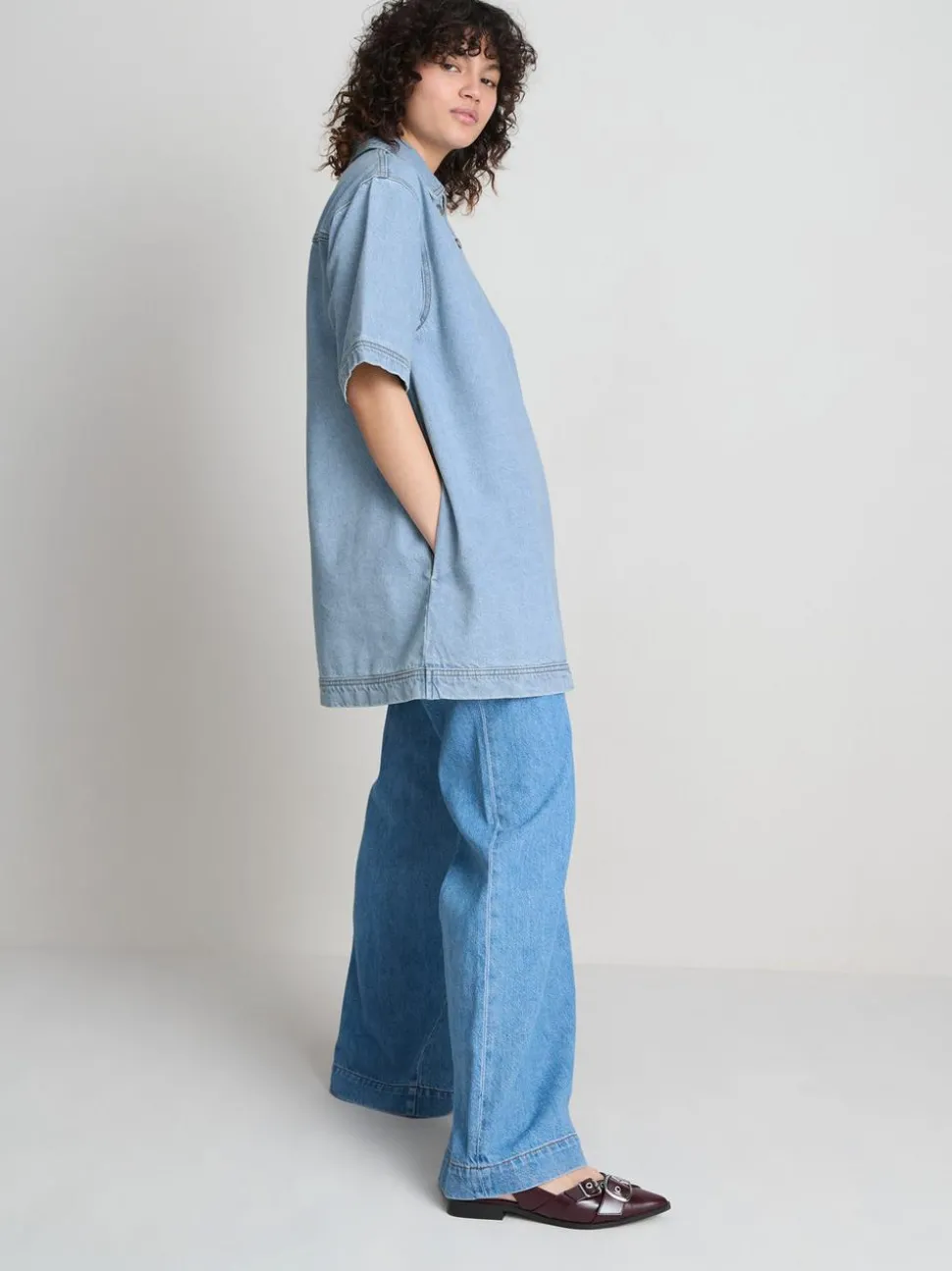 Mini-Etuikleid aus Baumwoll-Denim mit Kragen