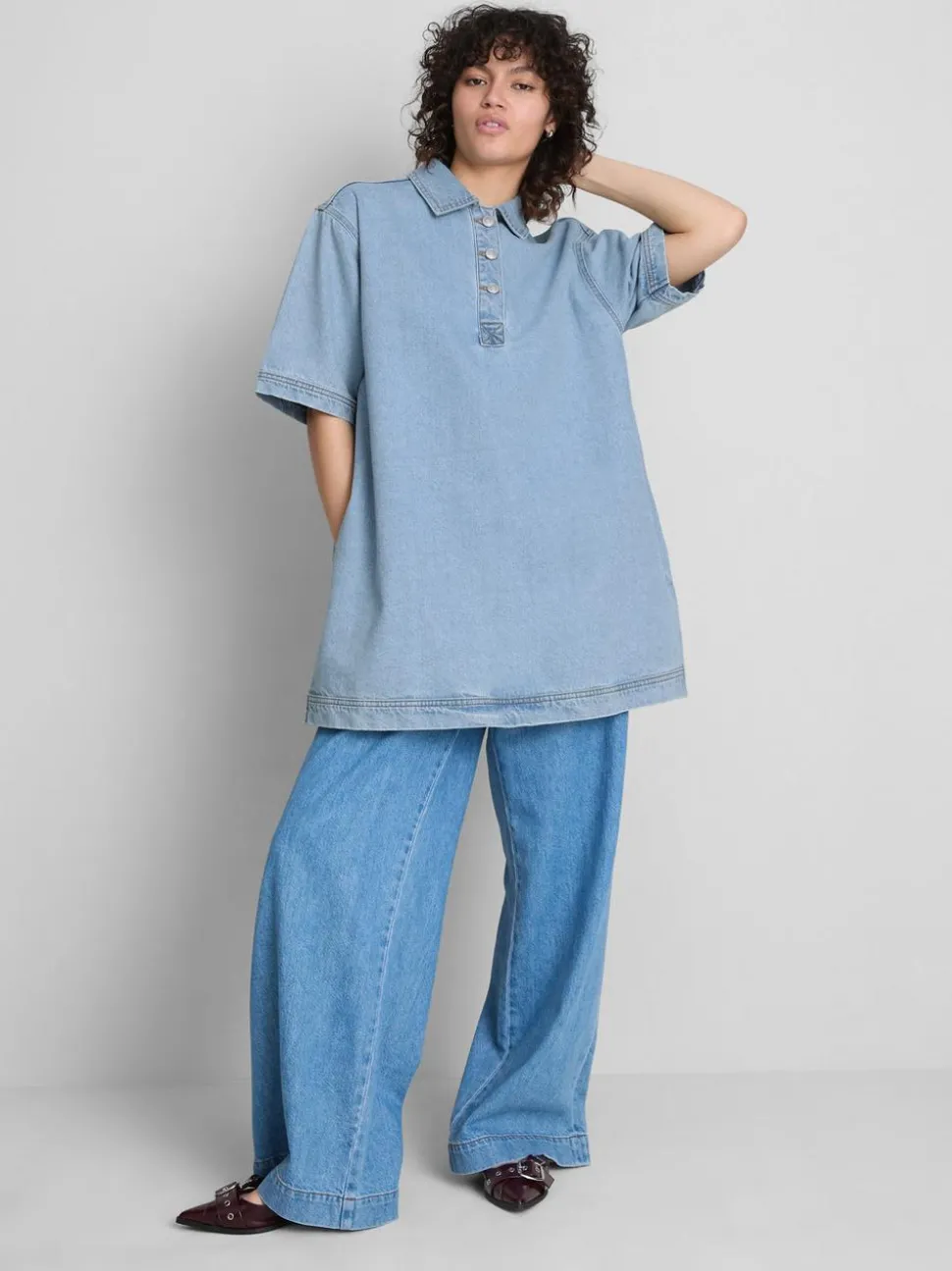 Mini-Etuikleid aus Baumwoll-Denim mit Kragen