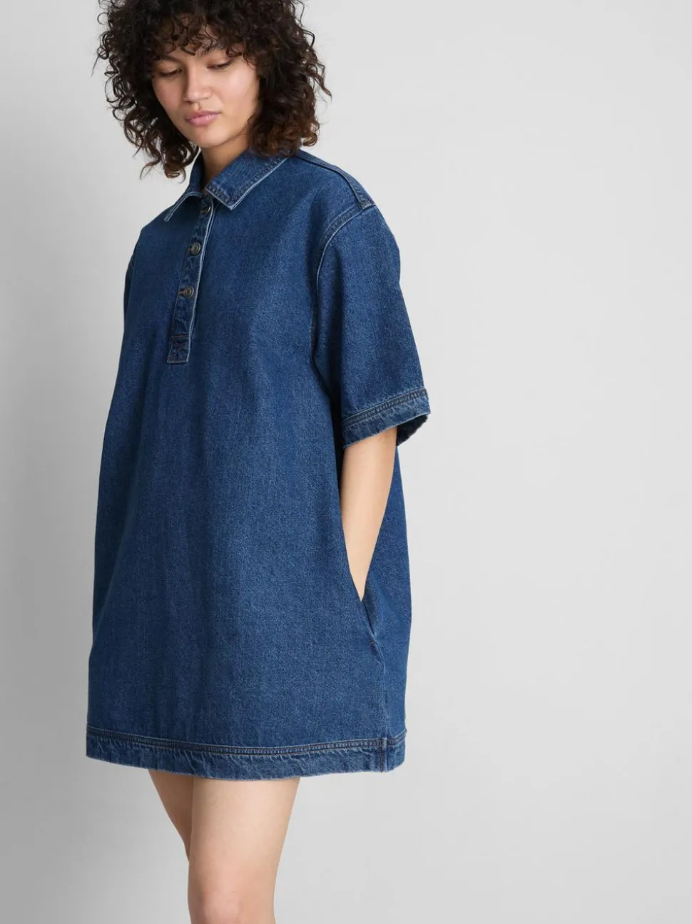 Mini-Etuikleid aus Baumwoll-Denim mit Kragen