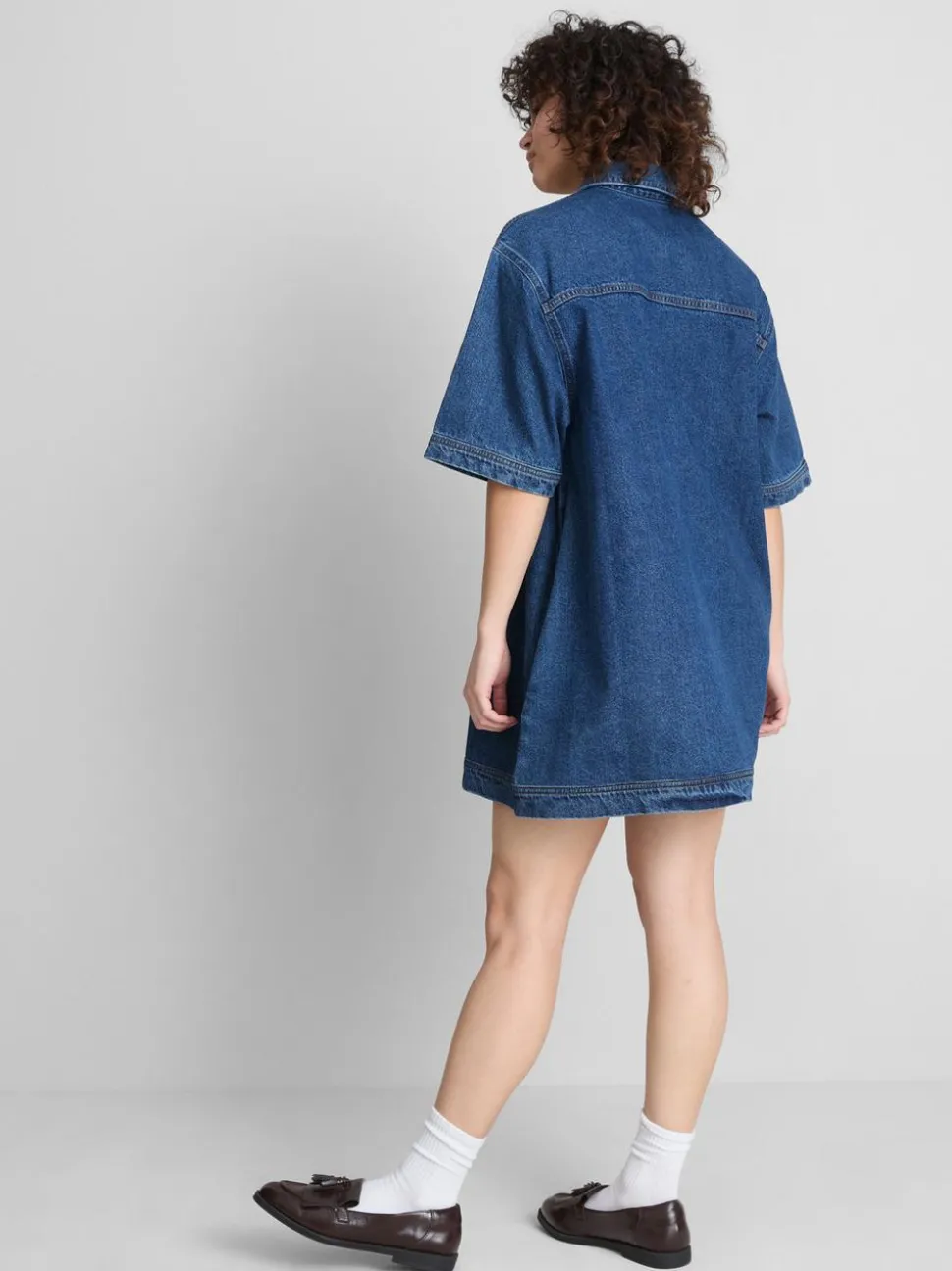 Mini-Etuikleid aus Baumwoll-Denim mit Kragen