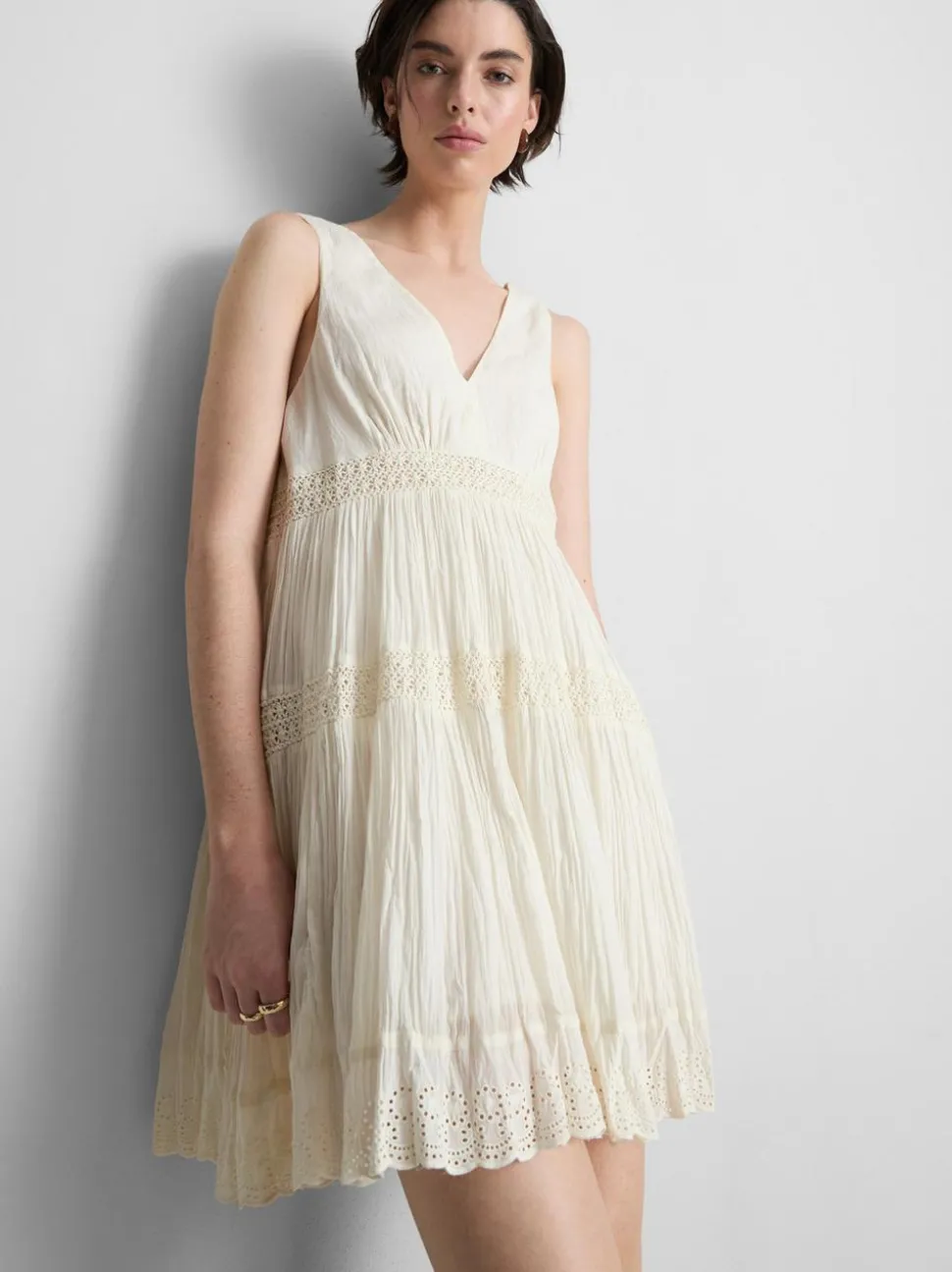Minikleid mit V-Ausschnitt in Knitteroptik