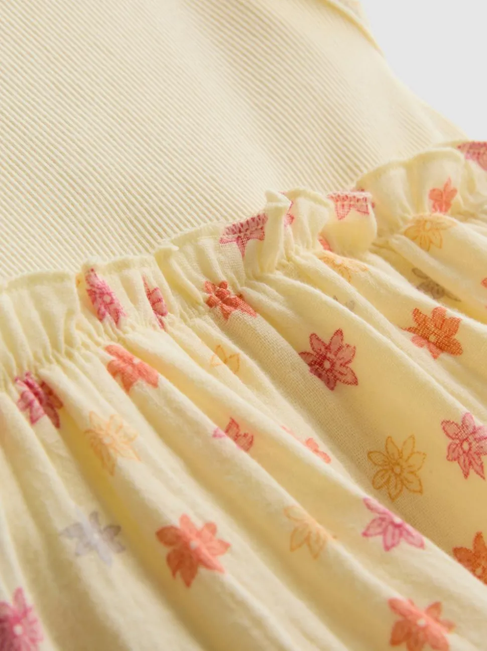 0–18 Monate | Geripptes, gesmoktes Kleid für Neugeborene