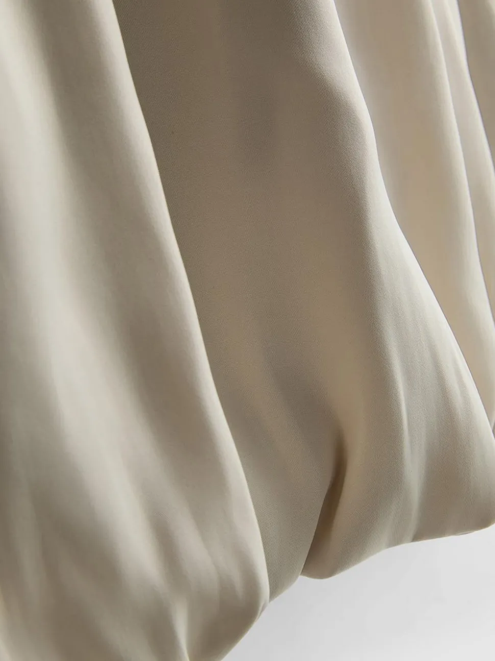 Neckholder-Bluse mit Ballonsaum