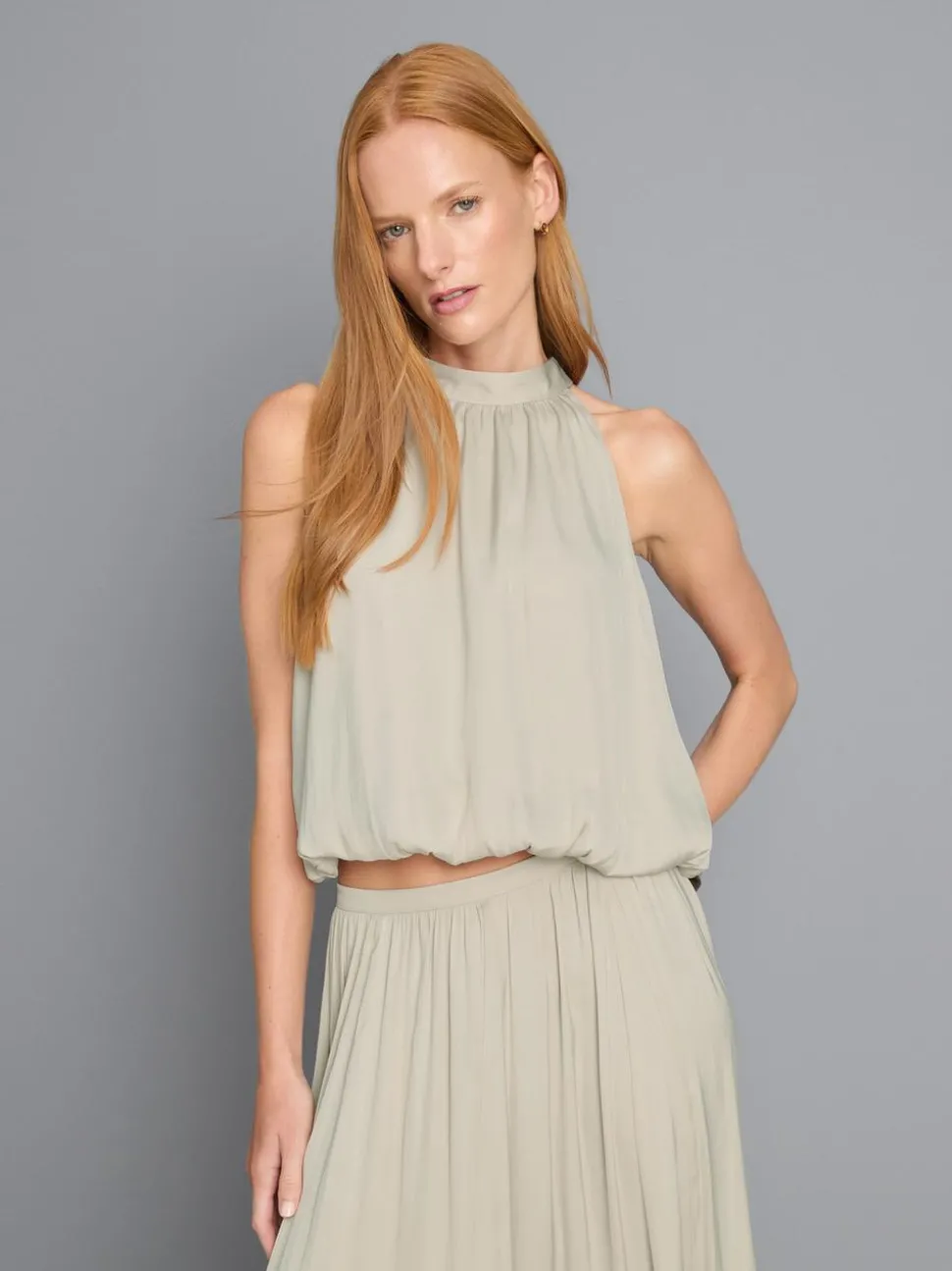 Neckholder-Bluse mit Ballonsaum
