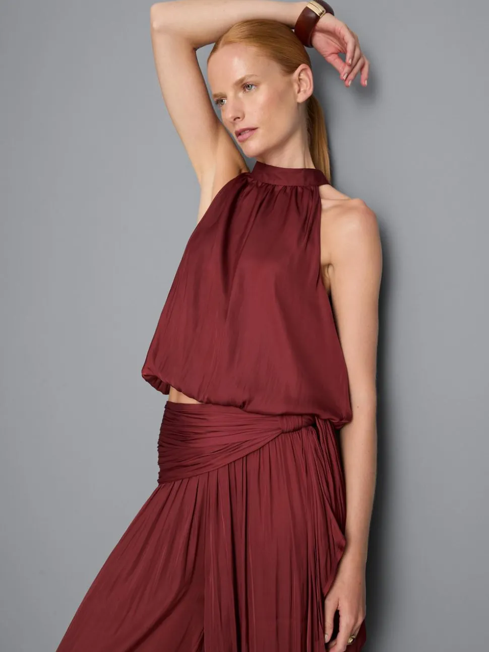 Neckholder-Bluse mit Ballonsaum