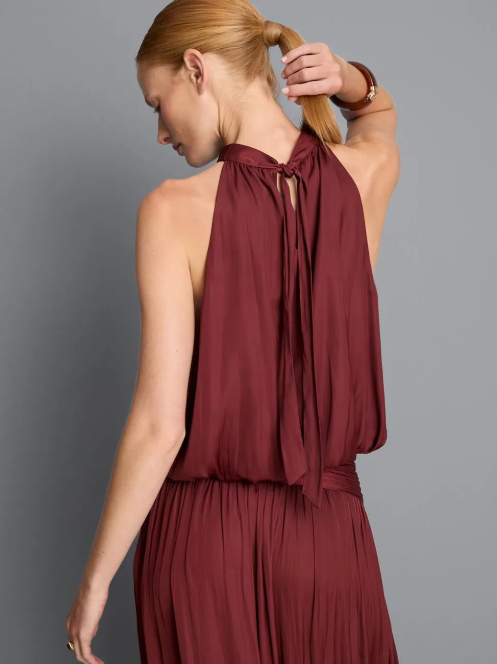 Neckholder-Bluse mit Ballonsaum