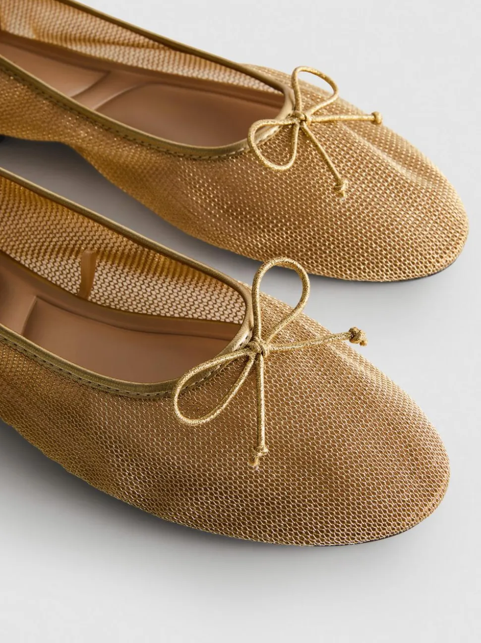 Netzstoff-Ballerinas in Metallic-Optik