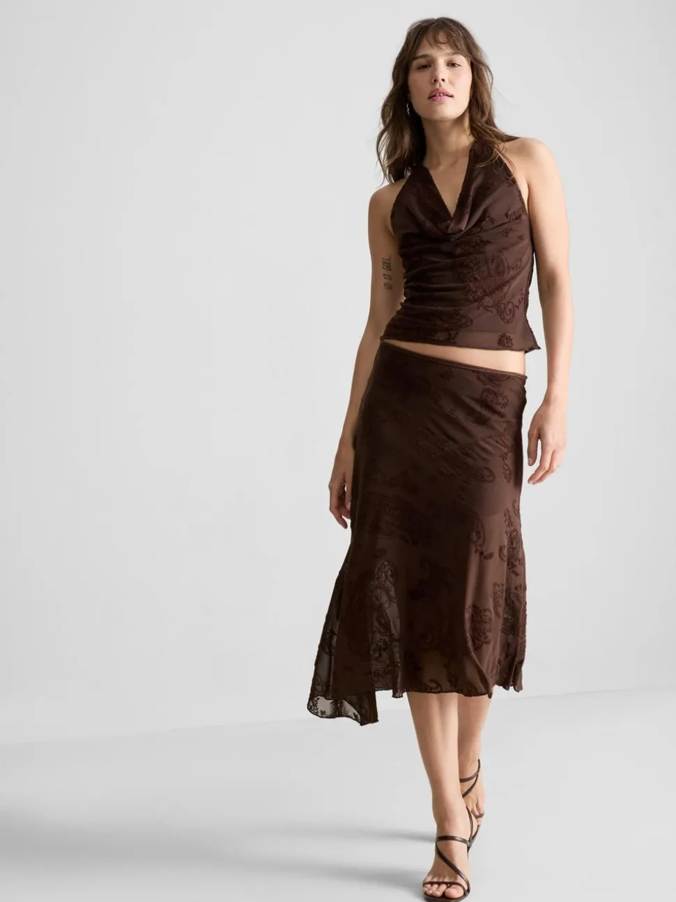 Netzstoff-Top mit Paisleymuster und Neckholder