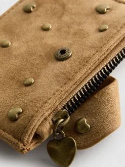 Nietenbesetzte Brieftasche mit Kartenfächern