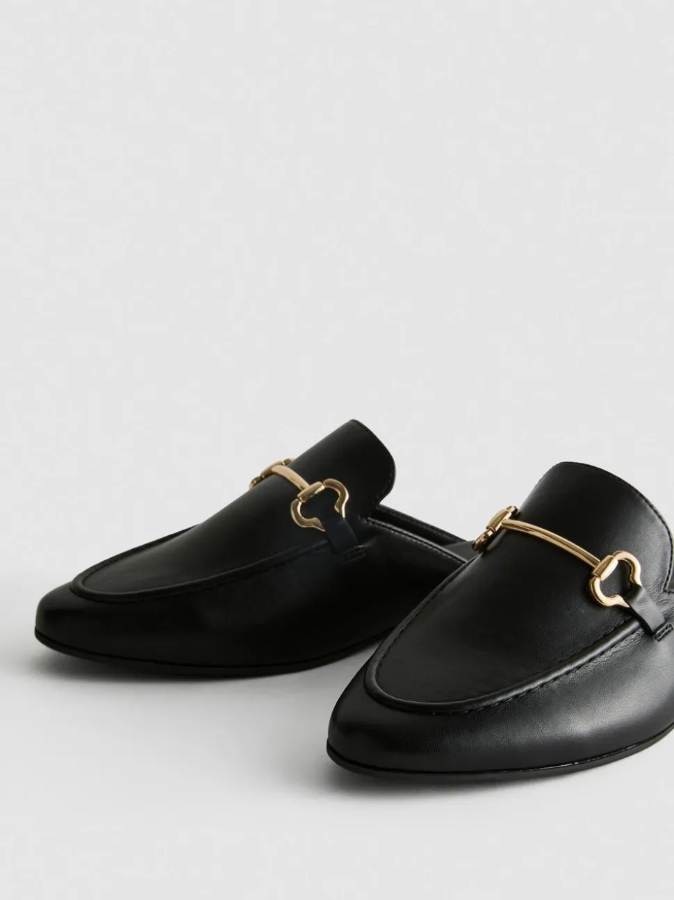 Offene Kunstleder-Loafer mit Trensen-Detail
