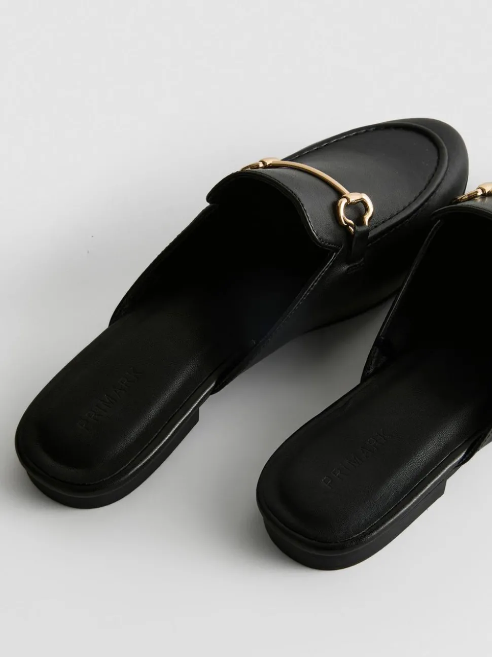 Offene Kunstleder-Loafer mit Trensen-Detail