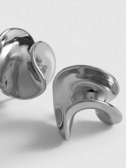 Ohrringe mit skulpturalem Wellendesign