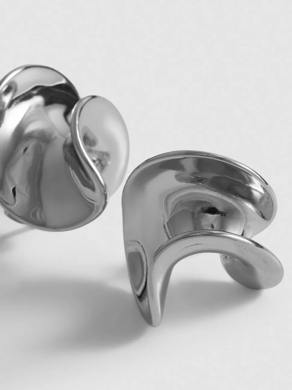 Ohrringe mit skulpturalem Wellendesign