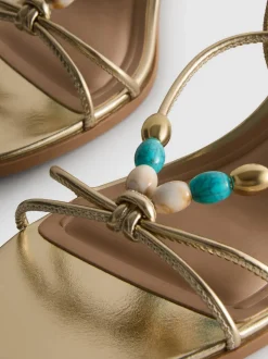Perlenbesetzte Sandaletten mit Kitten-Heel