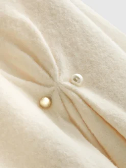 Pullover mit Brosche