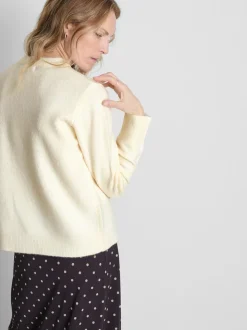 Pullover mit Brosche