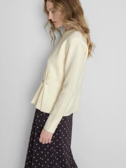 Pullover mit Brosche