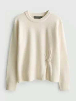 Pullover mit Brosche