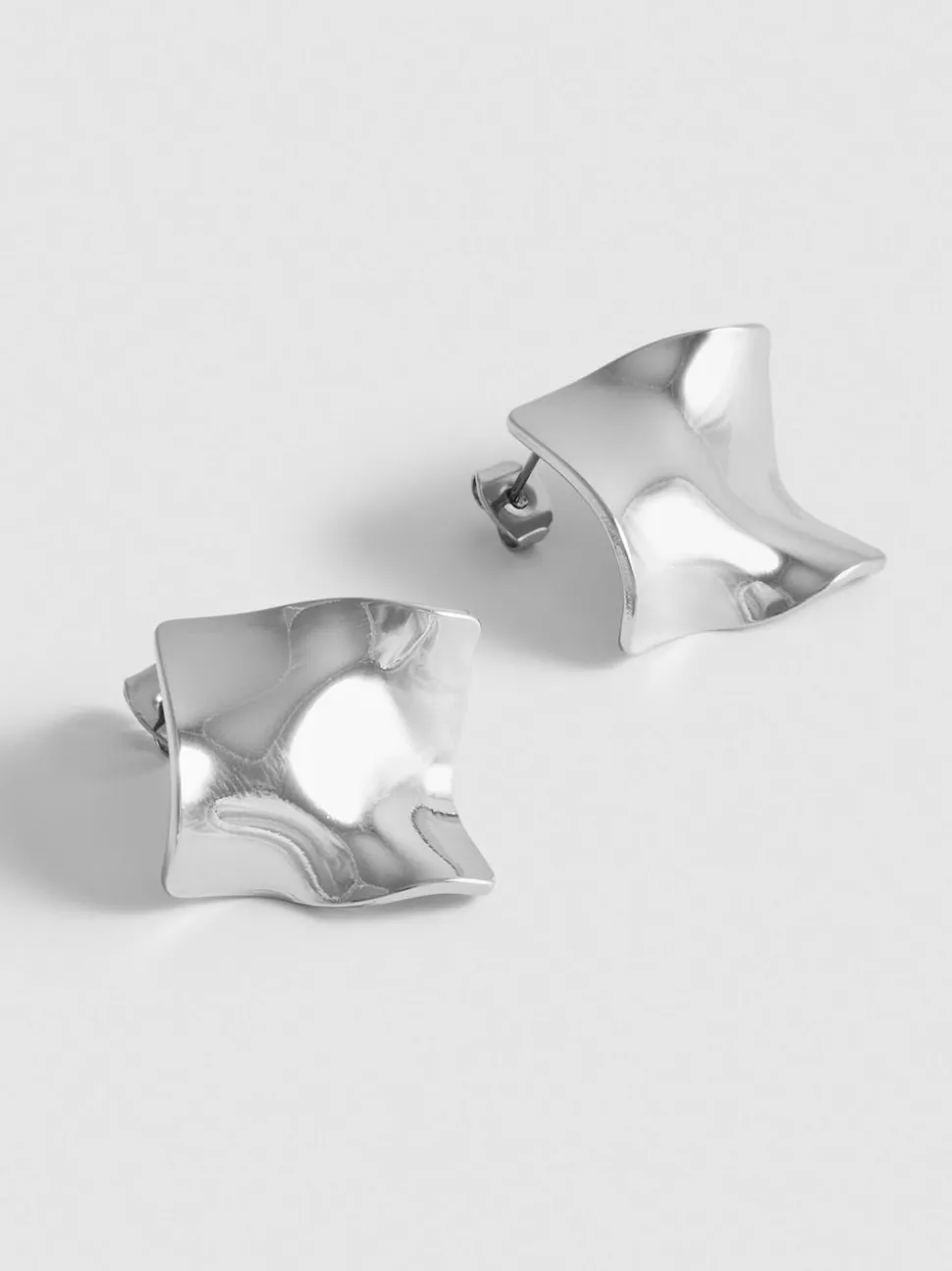 Quadratische Ohrstecker in Flüssigmetalloptik