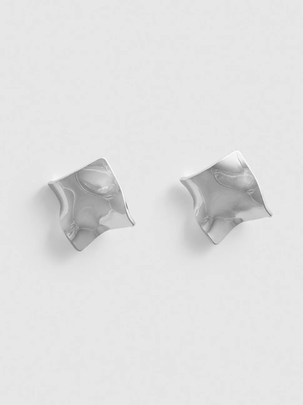 Quadratische Ohrstecker in Flüssigmetalloptik
