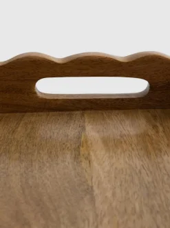 Rechteckiges Holztablett mit bogenförmigem Rand