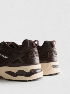 Retro-Sneaker mit mehreren Einsätzen