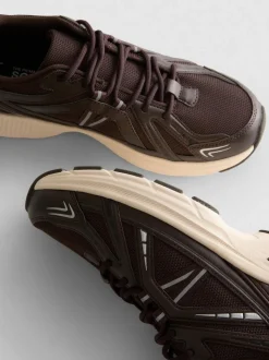 Retro-Sneaker mit mehreren Einsätzen