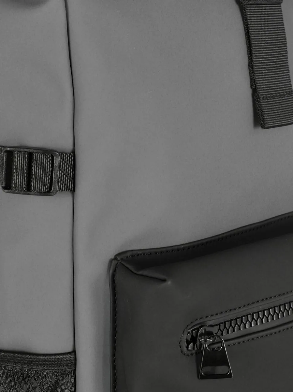 Rucksack mit eingerollter Öffnung