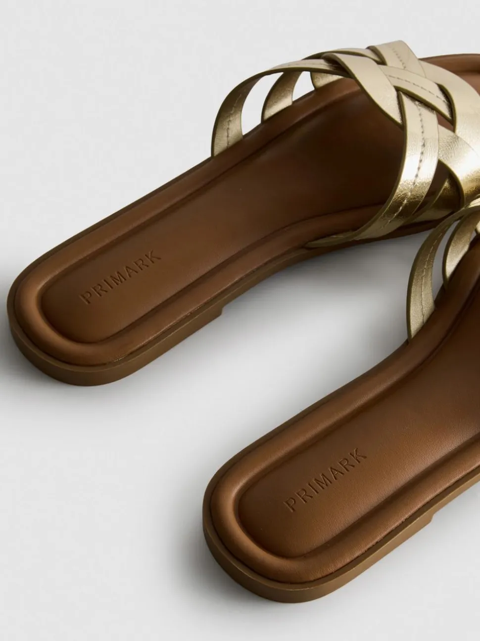 Sandalen aus Kunstleder mit überkreuzten Riemen
