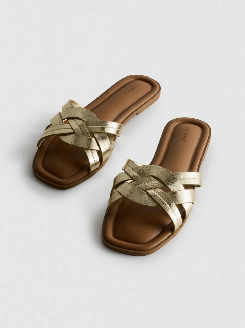 Sandalen aus Kunstleder mit überkreuzten Riemen
