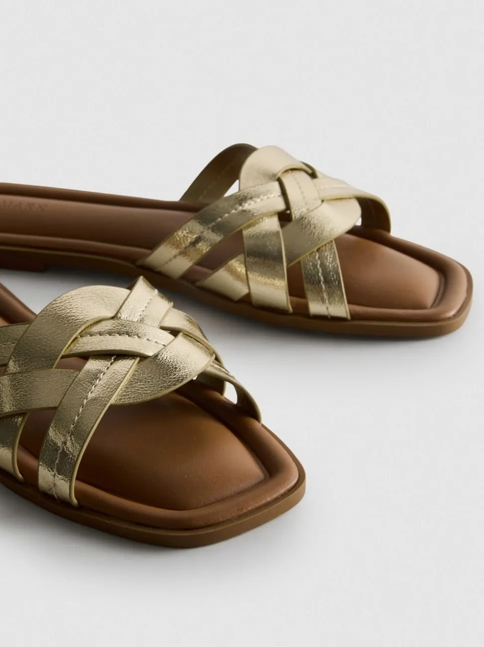 Sandalen aus Kunstleder mit überkreuzten Riemen
