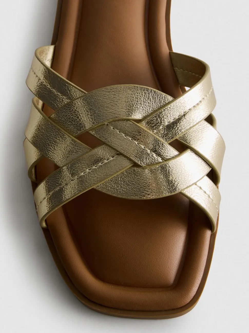 Sandalen aus Kunstleder mit überkreuzten Riemen