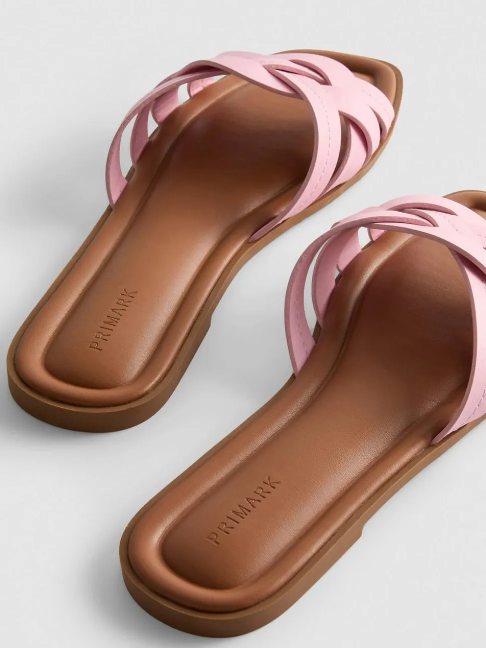 Sandalen aus Kunstleder mit überkreuzten Riemen
