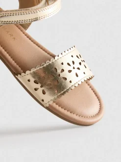Sandalen in Metallic-Optik mit Laser-Cuts