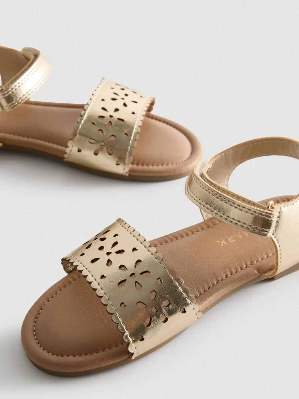 Sandalen in Metallic-Optik mit Laser-Cuts