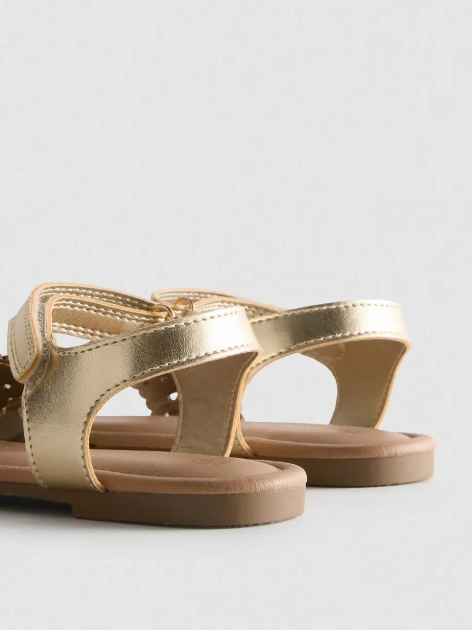Sandalen in Metallic-Optik mit Laser-Cuts