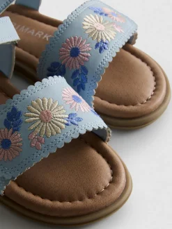 Sandalen mit Blumenstickerei