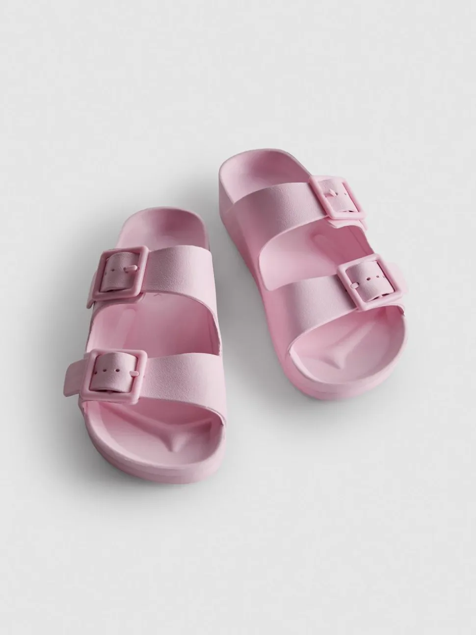 Sandalen mit Schnallenriemen und dicker Sohle