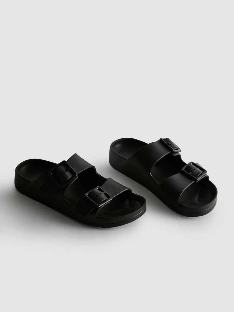Sandalen mit Schnallenriemen und dicker Sohle